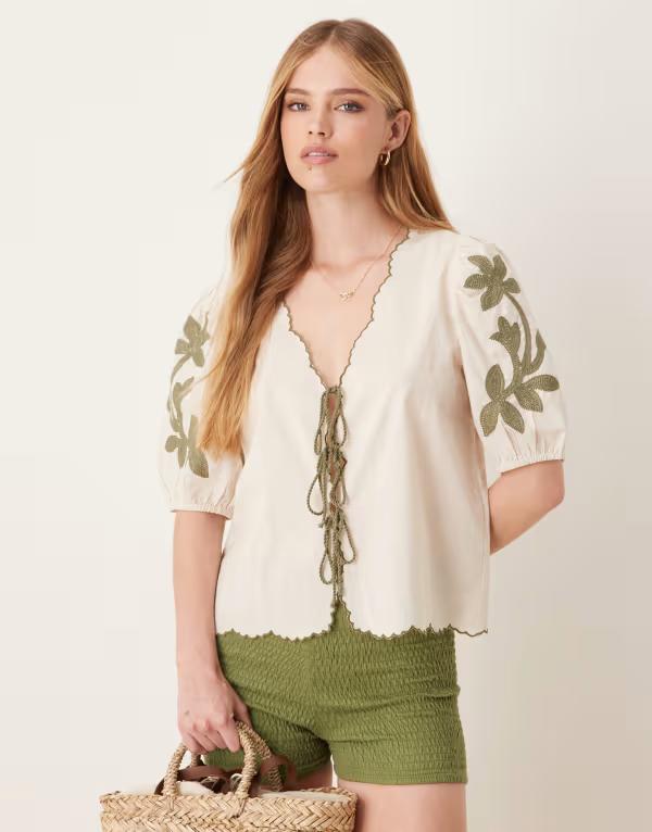 ReVida ŷԾŹ㤨֥ǥ磻 ǥ ȥåץ  ֥饦 JDY tie front blouse with green embroidery details Birch & Green ꡼פβǤʤ17,980ߤˤʤޤ