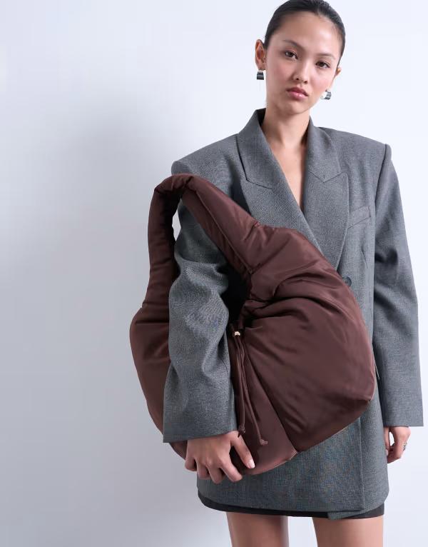 トップショップ レディース バッグ ショルダーバッグ ギャザー ナイロン Topshop Sia ruched nylon shoulder bag in chocolate Chocolate チョコレート