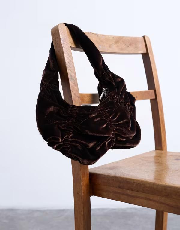 トップショップ レディース バッグ ショルダーバッグ ギャザー ベルベット Topshop Saphire ruched velvet shoulder bag in chocolate Chocolate チョコレート