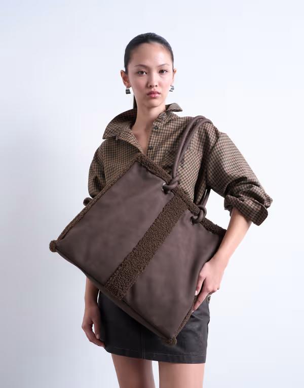 トップショップ レディース バッグ トートバッグ Topshop Tate faux shearling tote bag in chocolate Chocolate チョコレート