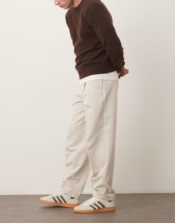 【送料無料】 エイソス メンズ カジュアルパンツ ボトムス ASOS DESIGN oversized tapered dress pants with front pleats in ecru ECRU