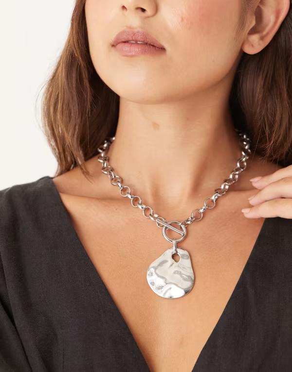 【送料無料】 エイソス レディース ネックレス・チョーカー・ペンダントトップ アクセサリー ASOS DESIGN t-bar necklace with hammered pendant in silver tone SILVER