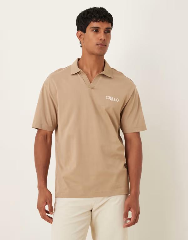 【送料無料】 エイソス メンズ ポロシャツ トップス ASOS DESIGN heavyweight 240g relaxed fit polo shirt with print detail in greige Greige