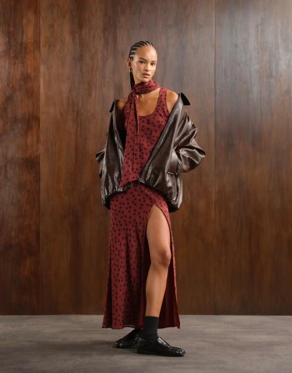 【送料無料】 エイソス レディース ワンピース トップス ASOS DESIGN scoop neck racer back scarf detail midi dress in burgundy spot Burgundy spot