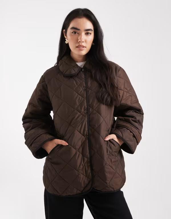 ピーシーズ レディース アウター ジャケット・ブルゾン キルティング ジャケット Pieces quilted jacket with collar detail in chocolate Hot Fudge Black ブラック