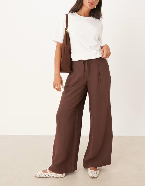 エイソス レディース ボトムス カジュアルパンツ ワイドレッグ パンツ コントラスト ASOS DESIGN soft textured wide leg pants with contrast stitch in chocolate Chocolate チョコレート