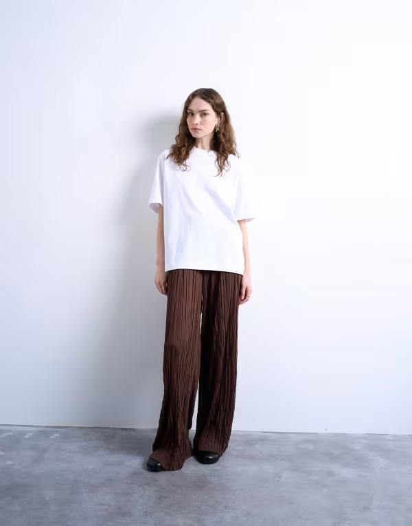 トップショップ レディース ボトムス カジュアルパンツ ワイドレッグ パンツ Topshop crinkle wide leg pants in chocolate CHOCOLATE BROWN ブラウン