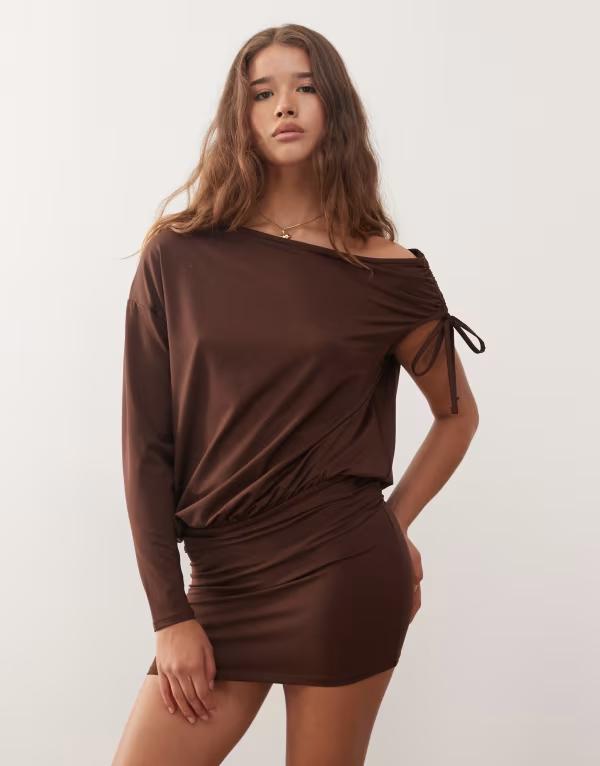 コルージョン レディース トップス ワンピース アシンメトリー ミニワンピース ギャザー ミニ COLLUSION ruched asymmetric mini dress in chocolate Chocolate チョコレート