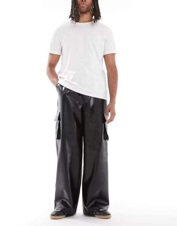 エイソス メンズ ボトムス カジュアルパンツ カーゴパンツ パンツ レザー フェイクレザー ASOS DESIGN super baggy cargo pants faux leather Black ブラック