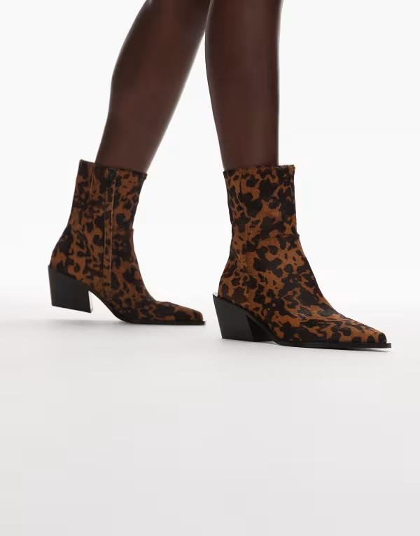 アンドアザーストーリーズ レディース シューズ ブーツ・レインブーツ プリント ブーツ レザー ヒール & Other Stories leather pointed toe heeled boots in hairy cow print Multi マルチカラー