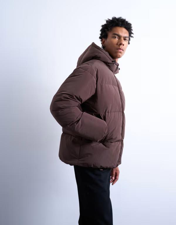 ■アウターサイズ USサイズ｜胸囲(cm) サイズ | 胸囲 | ウェスト| ウエスト(inc) XXS | 約84cm | 約69cm | 27inc XS | 約88cm | 約73cm | 28-29inc S | 約94cm | 約78cm | 30-31inc M | 約100cm | 約83cm | 32-33inc L | 約106cm | 約88cm | 34-35inc XL | 約112cm | 約96cm | 36-38inc XXL | 約118cm | 約108cm | 42-44inc ■ブランド Topman (トップマン)■商品名 Topman textured puffer jacket in dark brown■商品は海外よりお取り寄せの商品となりますので、お届けまで10日-3週間前後お時間頂いております。 ■ブランド・商品・デザインによって大きな差異がある場合があります。 ■あくまで平均的なサイズ表ですので「目安」として参考にしてください。 ■お届けの商品は1枚目のお写真となります。色展開がある場合、2枚目以降は参考画像となる場合がございます。 ■只今、一部を除くすべて商品につきまして、期間限定で送料無料となります。 ※沖縄・離島・一部地域は追加送料(3,300円)が掛かります。