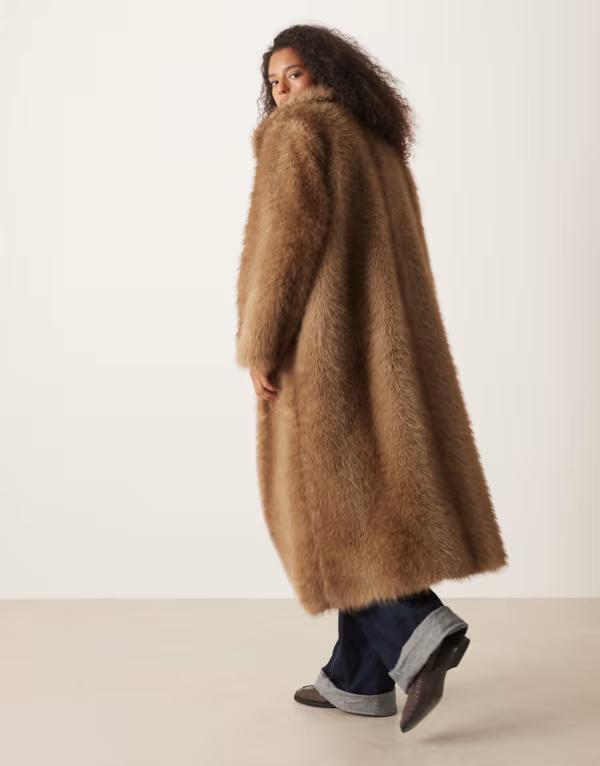 【送料無料】 エイソス レディース コート アウター ASOS DESIGN Curve longline tipped faux fur car coat in brown Brown