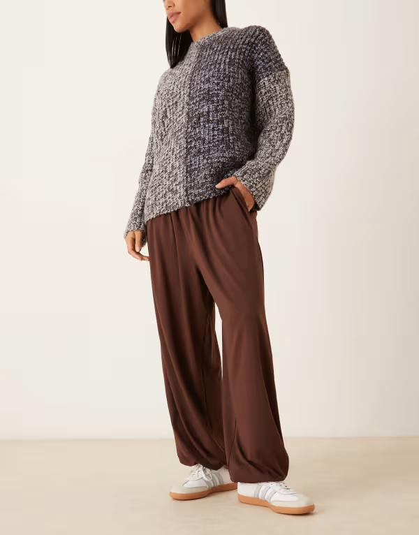 エイソス レディース ボトムス カジュアルパンツ パンツ コットン ASOS DESIGN cotton touch balloon leg pants in chocolate Chocolate チョコレート