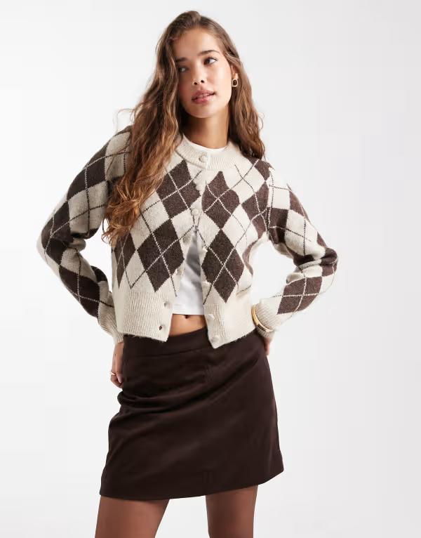 ヴェロモーダ レディース アウター カーディガン プリント クロップド ニット Vero Moda cropped knit cardigan in chocolate argyle plaid print Oatmeal オートミール