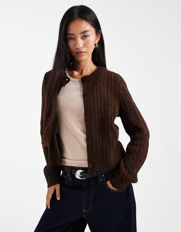 ミスセルフフリッジ レディース アウター カーディガン クルーネック ニット Miss Selfridge cable knit crew neck cardigan in chocolate Chocolate チョコレート