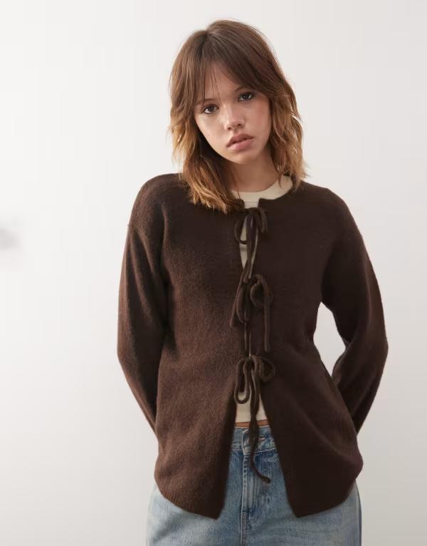 モンキ レディース アウター カーディガン ニット Monki knit bow tie up cardigan in chocolate Chocolate Brown ブラウン
