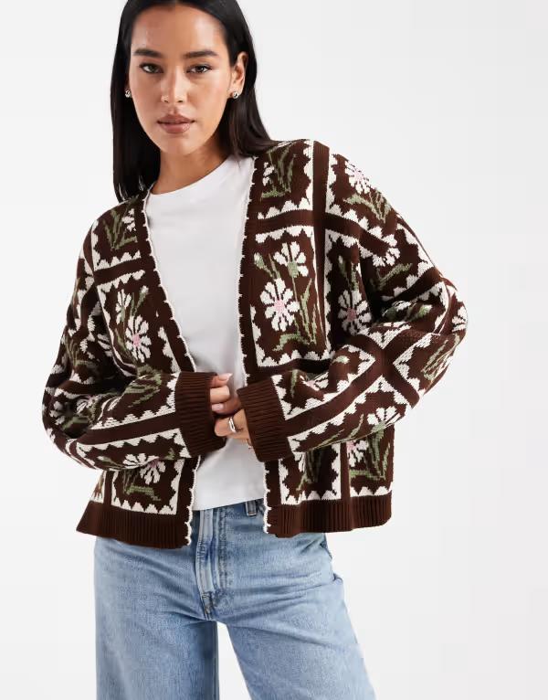 ミスセルフフリッジ レディース アウター カーディガン フラワー柄 ニット フラワー Miss Selfridge floral knit open cardigan in chocolate Chocolate Floral チョコレート