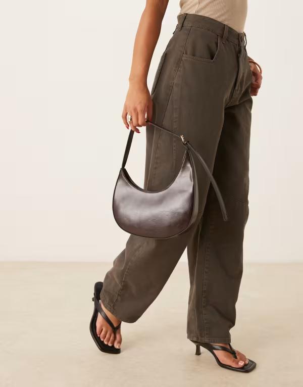 エイソス レディース バッグ ショルダーバッグ アシンメトリー ASOS DESIGN asymmetric scoop shoulder bag with buckle detail in chocolate Chocolate チョコレート
