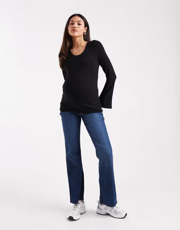 ママライシアス レディース ボトムス デニムパンツ マタニティ ジーンズ Mama.licious Mamalicious Maternity flared jeans with soft over the bump band in dark medium-blue wash DARK MID BLUE ブルー