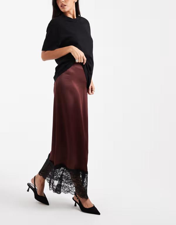 ミスセルフフリッジ レディース ボトムス スカート サテン レース マキシ Miss Selfridge satin and lace bias cut maxi skirt in chocolate Chocolate チョコレート