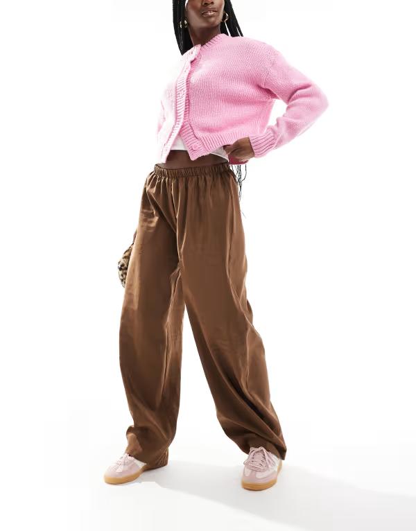 エイソス レディース ボトムス カジュアルパンツ ASOS DESIGN pull on balloon pants in chocolate チョコレート