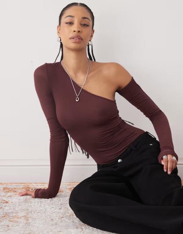 ウィークデイ レディース トップス Tシャツ カットアウト アシンメトリー Weekday super soft long sleeve top with asymmetricut-out detail - Exclusive to ASOS Burgundy バーガンディ