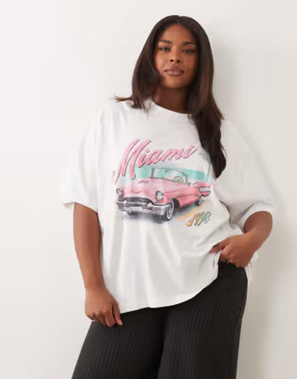 Three-Quarter - エイソス レディース トップス Tシャツ ヴィンテージ グラフィック ASOS Curve ASOS DESIGN Curve Oversized T-shirt with pink vintage car graphic PRINT ホワイト