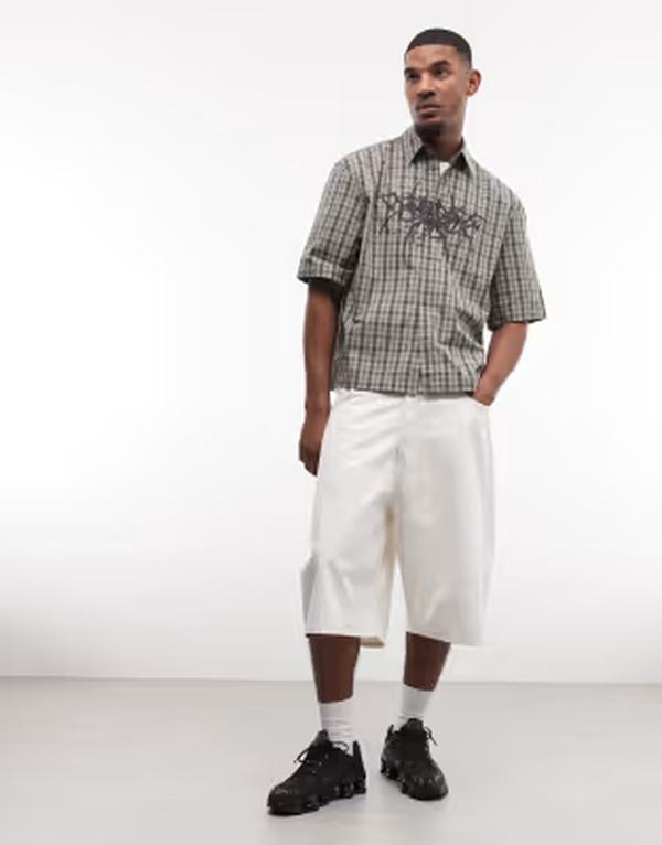 ウィークデイ メンズ ボトムス ハーフパンツ・ショーツ ショートパンツ Weekday baggy long shorts in dirty white ホワイト