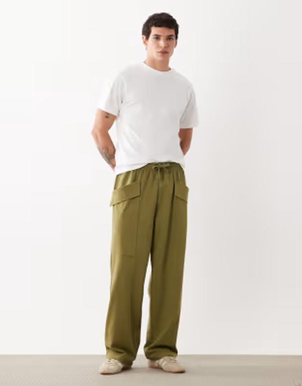 エイソス メンズ ボトムス カジュアルパンツ ワイドレッグ スウェットパンツ ASOS DESIGN wide leg sweatpants with cargo pockets GREEN グリーン