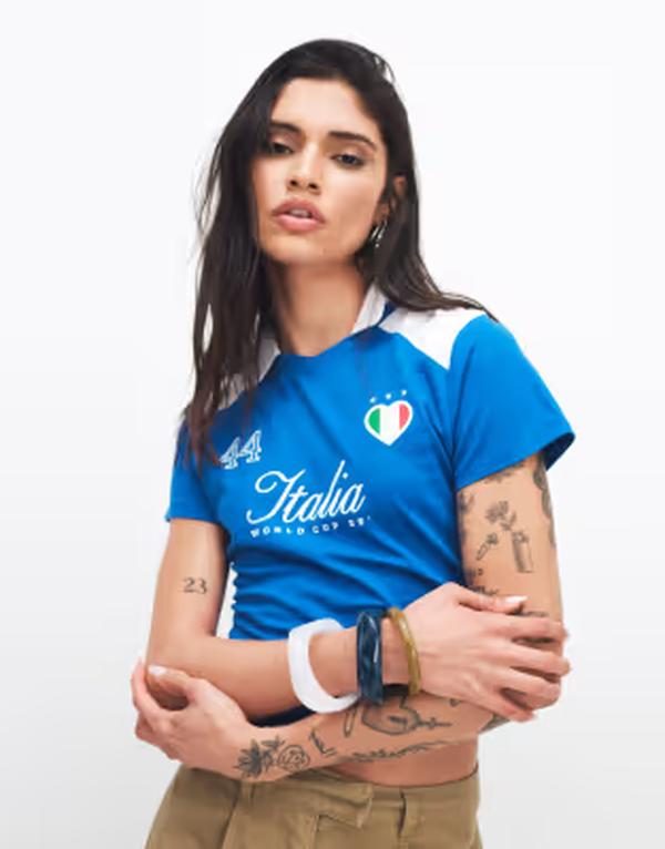ザ・フロリック レディース トップス Tシャツ コットン The Frolic exclusive cotton 'Italia' script soccer colla red baby tee in cobalt BLUE ブルー