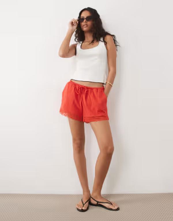 エイソス レディース ボトムス ハーフパンツ・ショーツ レーストリム ショートパンツ サテン レース ASOS DESIGN satin lace trim drawstring shorts - part of a set RED レッド