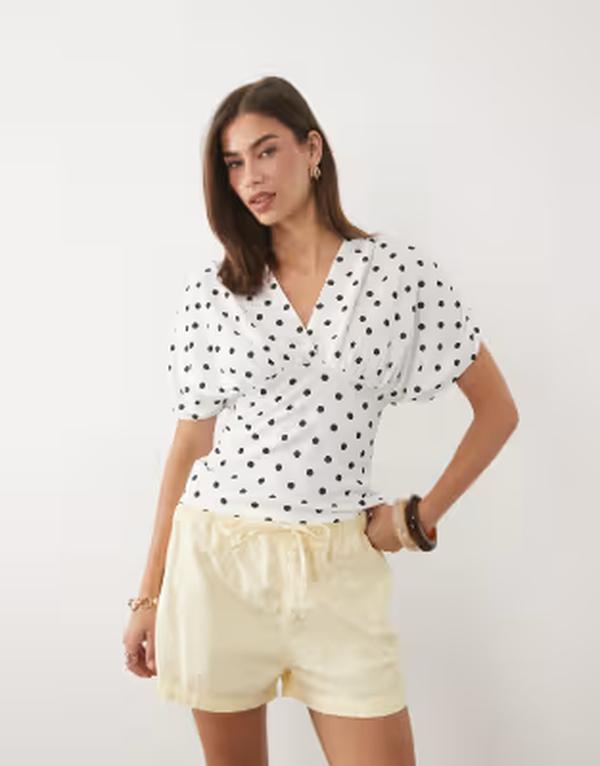 エイソス レディース トップス Tシャツ ドット柄 ウエストマーク ドット ASOS DESIGN plunge with cinched waistop in stone polka dot Polka Dot ドット