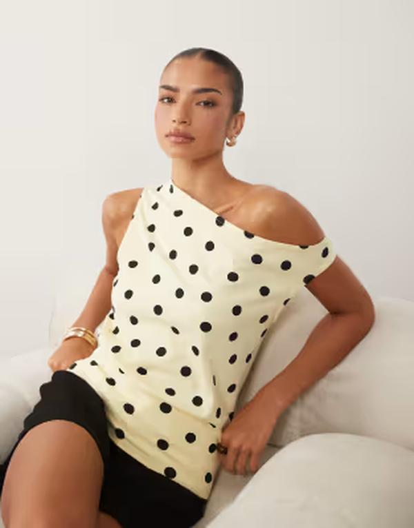 エイソス レディース トップス Tシャツ ドット柄 ウエストマーク ドット ASOS DESIGN off shoulder cinched waistop in buttermilk and black polka dot Polka dot ドット