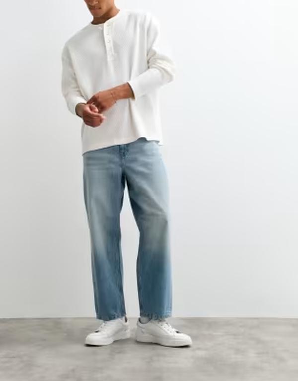 エイソス メンズ ボトムス デニムパンツ ヴィンテージーンズ ASOS DESIGN relaxed tape red jeans in vintage light wash LIGHT WASH BLUE ブルー