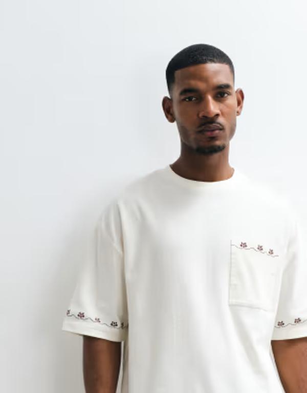 エイソス メンズ トップス Tシャツ 刺繍 ASOS DESIGN heavyweight boxy oversized T-shirt with embroide red sleeves and pocketexture Coconut milk オフホワイト