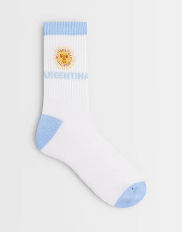 ■ブランド ASOS DESIGN (エイソス)■商品名 ASOS DESIGN socks with Argentina graphic in white■商品は海外よりお取り寄せの商品となりますので、お届けまで10日-3週間前後お時間頂いております。 ■ブランド・商品・デザインによって大きな差異がある場合があります。 ■あくまで平均的なサイズ表ですので「目安」として参考にしてください。 ■お届けの商品は1枚目のお写真となります。色展開がある場合、2枚目以降は参考画像となる場合がございます。 ■只今、一部を除くすべて商品につきまして、期間限定で送料無料となります。 ■スマートフォンで商品を見ているお客様につきまして、商品ページに御座います「かごに追加」のボタンを押して頂きますと、お取り寄せが可能なサイズが選択できます。 ※沖縄・離島・一部地域は追加送料(3,300円)が掛かります。