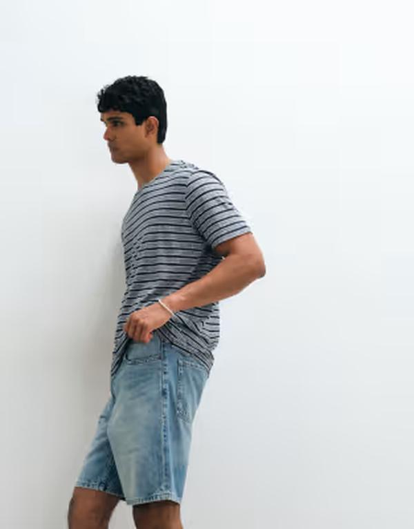 マンゴ メンズ ボトムス ハーフパンツ・ショーツ リラックスフィット ショートパンツ デニム Mango relaxed fit denim shorts in light wash LIGHT BLUE ブルー