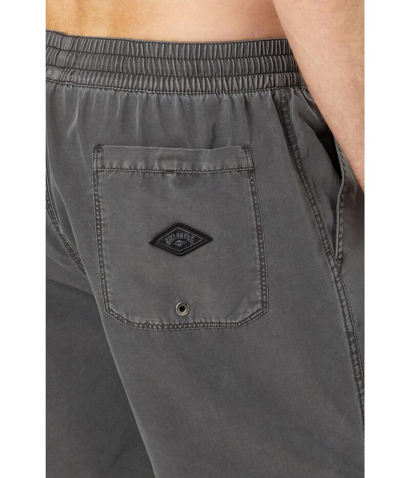 【送料無料】 ビラボン メンズ ハーフパンツ・ショーツ 水着 All Day Overdye Layback 17" Boardshorts Black 2