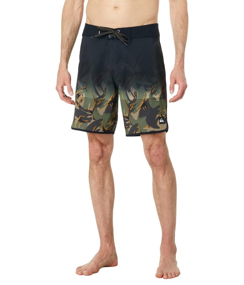 【送料無料】 クイックシルバー メンズ ハーフパンツ・ショーツ 水着 Highlite Scallop 19 Boardshorts Four Leaf Clover