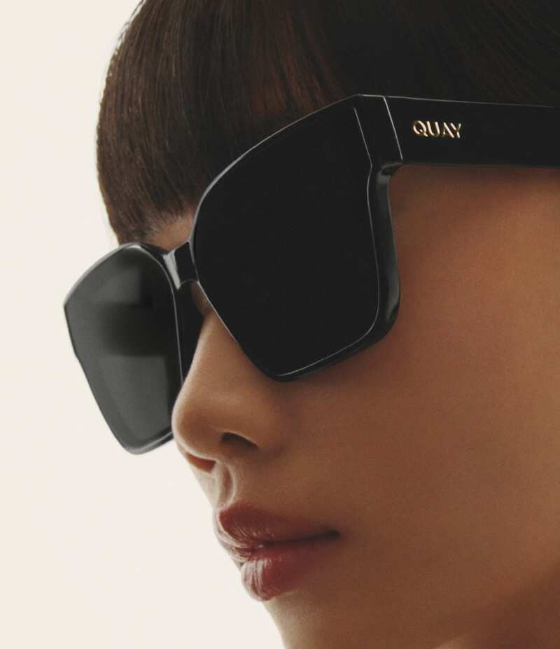 【送料無料】 クエイ レディース サングラス・アイウェア アクセサリー Unisex Drive In 50mm Square Sunglasses Black/Black
