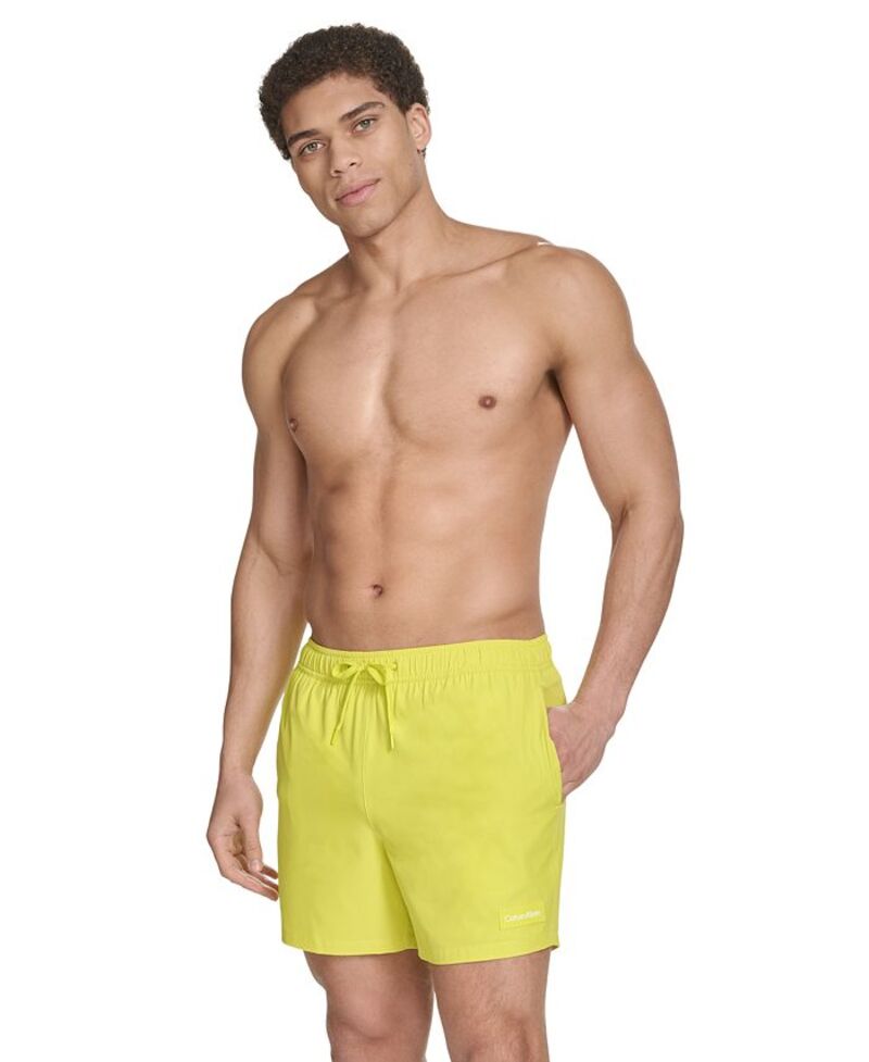 【送料無料】 カルバンクライン メンズ ハーフパンツ・ショーツ 水着 Men's Core Euro Regular-Fit Quick-Dry 5" Swim Trunks with Compression Short Liner Citrus