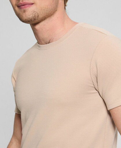 【送料無料】 ゲス メンズ Tシャツ トップス Men's Relaxed Fit Linear Textured Short Sleeve Crewneck T-Shirt Tan 【送料無料】 ゲス メンズ Tシャツ トップス Men's Relaxed Fit Linear Textured Short Sleeve Crewneck T-Shirt Tan