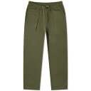 【送料無料】 ユニバーサルワークス メンズ カジュアルパンツ トラックパンツ ボトムス Universal Works Pleated Track Pant Light Olive