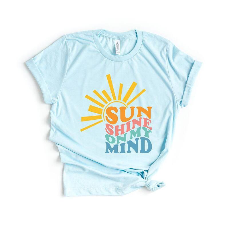 【送料無料】 Simply Sage Market レディース Tシャツ トップス Sunshine On My Mind Wavy Short Sleeve Graphic Tee Ice Blue