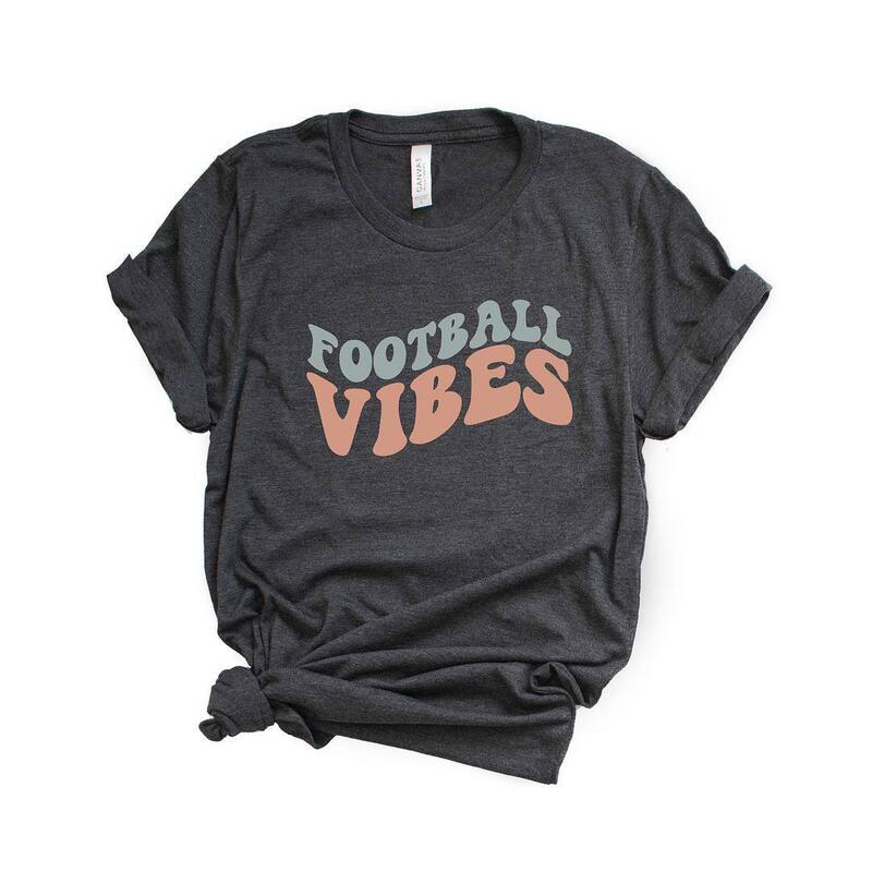 【送料無料】 Simply Sage Market レディース Tシャツ トップス Football Vibes Colorful Short Sleeve Graphic Tee Charcoal
