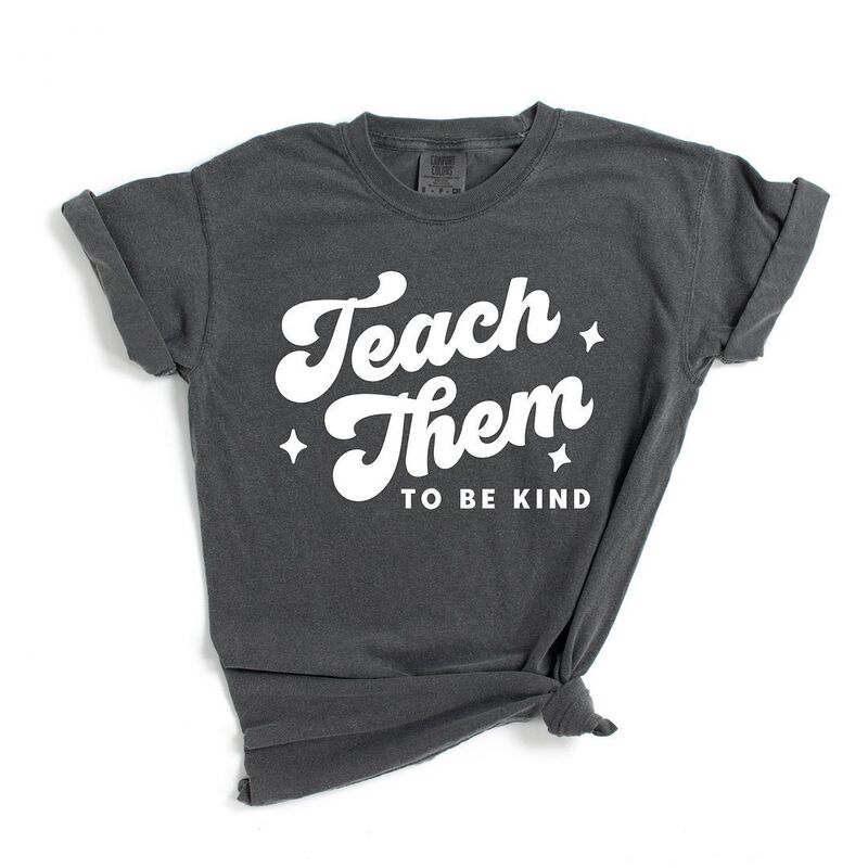 【送料無料】 Simply Sage Market レディース Tシャツ トップス Teach Them To Be Kind Retro Garment Dyed Tees Pepper