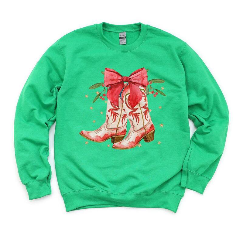 【送料無料】 Simply Sage Market レディース Tシャツ トップス Coquette Cowgirl Christmas Boots Swe..