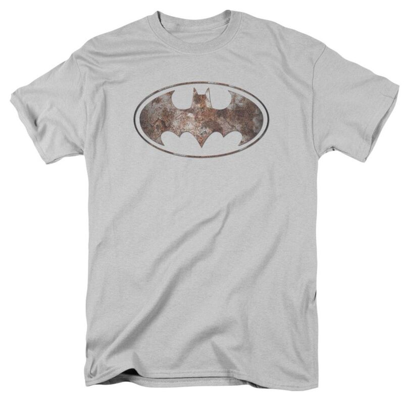 【送料無料】 ライセンス キャラクター メンズ Tシャツ トップス Batman Heavy Rust Logo Short Sleeve Adult T-shirt Silver