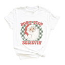 【送料無料】 Simply Sage Market レディース Tシャツ トップス Don't Stop Believin' Santa Checkered Short Sleeve Graphic Tee White