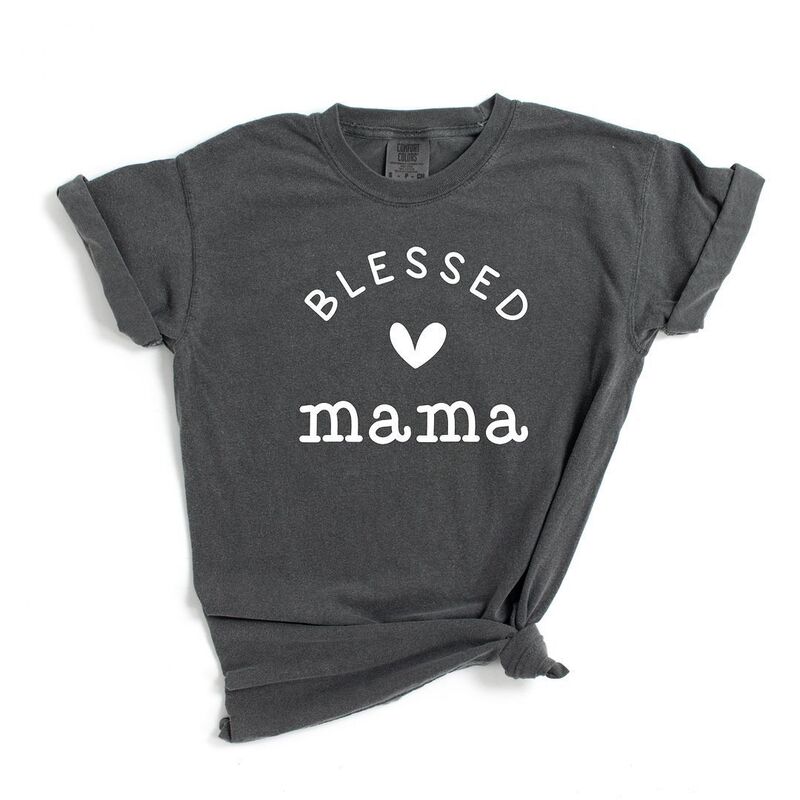 【送料無料】 Simply Sage Market レディース Tシャツ トップス Blessed Mama Heart Garment Dyed Tees Pepper